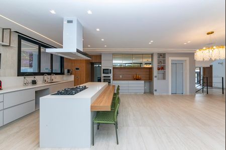 Casa à venda com 680m², 4 quartos e 6 vagas Casa à venda com 680m², 4 quartos e 6 vagasCozinha