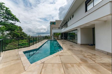 Casa à venda com 680m², 4 quartos e 6 vagas Casa à venda com 680m², 4 quartos e 6 vagasPiscina