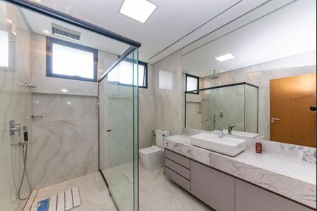 Casa à venda com 680m², 4 quartos e 6 vagas Casa à venda com 680m², 4 quartos e 6 vagasBanheiro da Suíte 2