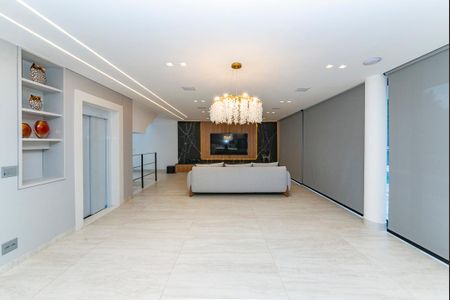 Casa à venda com 680m², 4 quartos e 6 vagas Casa à venda com 680m², 4 quartos e 6 vagasSala