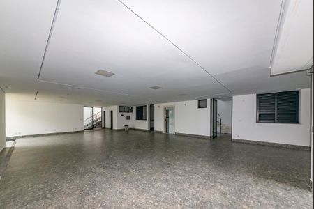 Casa à venda com 680m², 4 quartos e 6 vagas Casa à venda com 680m², 4 quartos e 6 vagasGaragem