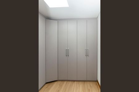 Casa à venda com 680m², 4 quartos e 6 vagas Casa à venda com 680m², 4 quartos e 6 vagasCloset da suíte 1