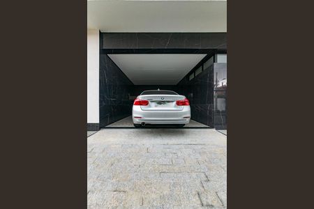 Casa à venda com 680m², 4 quartos e 6 vagas Casa à venda com 680m², 4 quartos e 6 vagasGaragem