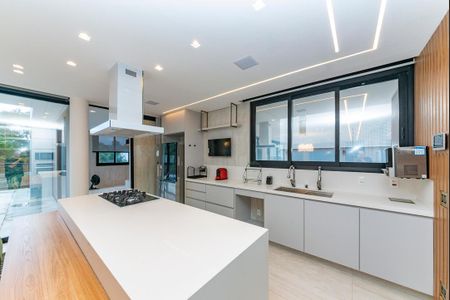 Casa à venda com 680m², 4 quartos e 6 vagas Casa à venda com 680m², 4 quartos e 6 vagasCozinha