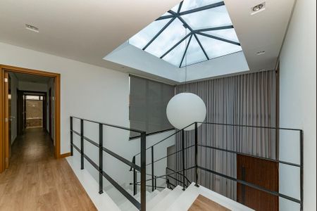 Casa à venda com 680m², 4 quartos e 6 vagas Casa à venda com 680m², 4 quartos e 6 vagasEscada