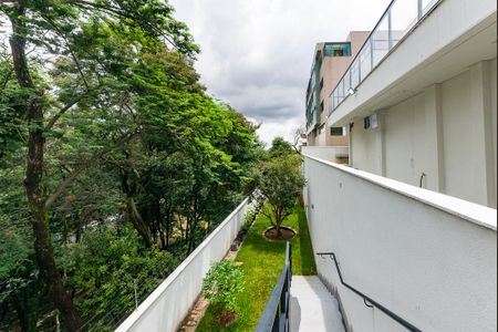 Casa à venda com 680m², 4 quartos e 6 vagas Casa à venda com 680m², 4 quartos e 6 vagasQuintal