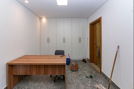 Casa à venda com 680m², 4 quartos e 6 vagas Casa à venda com 680m², 4 quartos e 6 vagasEscritório