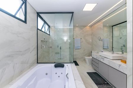 Casa à venda com 680m², 4 quartos e 6 vagas Casa à venda com 680m², 4 quartos e 6 vagasBanheiro da Suíte 1