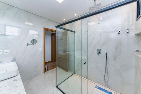 Casa à venda com 680m², 4 quartos e 6 vagas Casa à venda com 680m², 4 quartos e 6 vagasBanheiro da Suíte 2