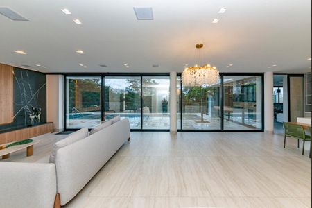 Casa à venda com 680m², 4 quartos e 6 vagas Casa à venda com 680m², 4 quartos e 6 vagasSala