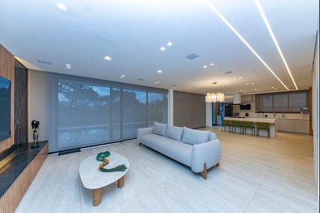 Casa à venda com 680m², 4 quartos e 6 vagas Casa à venda com 680m², 4 quartos e 6 vagasSala