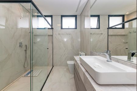 Casa à venda com 680m², 4 quartos e 6 vagas Casa à venda com 680m², 4 quartos e 6 vagasBanheiro da Suíte 2