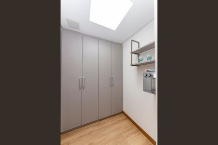 Casa à venda com 680m², 4 quartos e 6 vagas Casa à venda com 680m², 4 quartos e 6 vagasRoupeiro