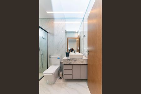 Casa à venda com 680m², 4 quartos e 6 vagas Casa à venda com 680m², 4 quartos e 6 vagasBanheiro da Suíte 3