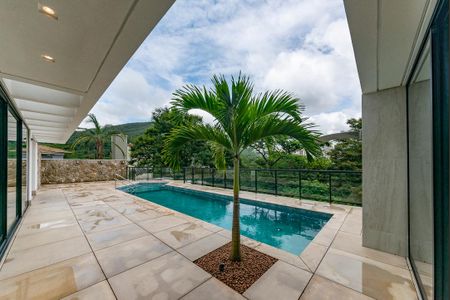 Casa à venda com 680m², 4 quartos e 6 vagas Casa à venda com 680m², 4 quartos e 6 vagasPiscina
