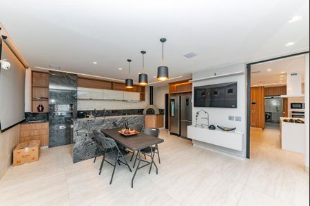 Casa à venda com 680m², 4 quartos e 6 vagas Casa à venda com 680m², 4 quartos e 6 vagasÁrea gourmet