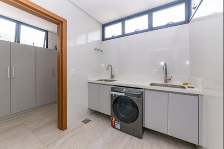 Casa à venda com 680m², 4 quartos e 6 vagas Casa à venda com 680m², 4 quartos e 6 vagasÁrea de Serviço 1