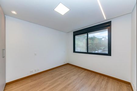 Casa à venda com 680m², 4 quartos e 6 vagas Casa à venda com 680m², 4 quartos e 6 vagasSuíte 3