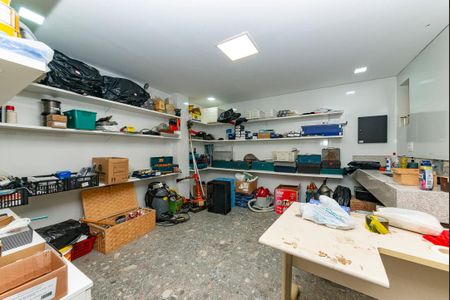 Casa à venda com 680m², 4 quartos e 6 vagas Casa à venda com 680m², 4 quartos e 6 vagasDespensa