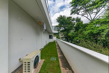 Casa à venda com 680m², 4 quartos e 6 vagas Casa à venda com 680m², 4 quartos e 6 vagasÁrea de Serviço 2