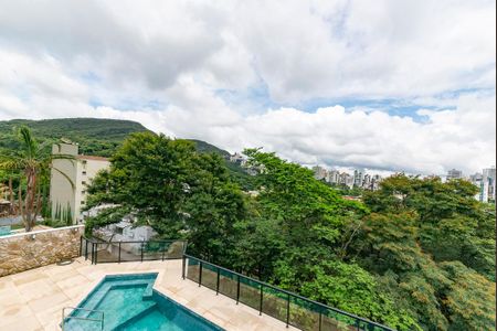 Casa à venda com 680m², 4 quartos e 6 vagas Casa à venda com 680m², 4 quartos e 6 vagasVaranda da Suíte 1 e 2