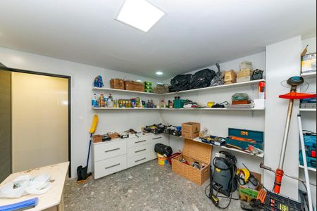 Casa à venda com 680m², 4 quartos e 6 vagas Casa à venda com 680m², 4 quartos e 6 vagasDespensa