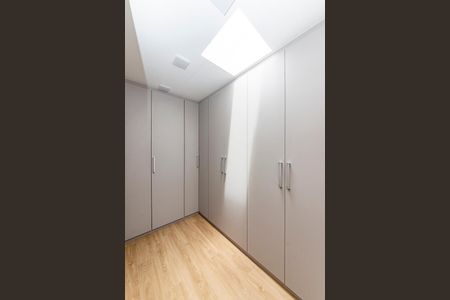 Casa à venda com 680m², 4 quartos e 6 vagas Casa à venda com 680m², 4 quartos e 6 vagasCloset da suíte 2