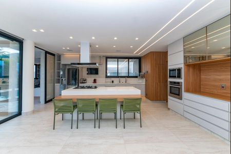 Casa à venda com 680m², 4 quartos e 6 vagas Casa à venda com 680m², 4 quartos e 6 vagasCozinha