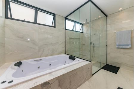 Casa à venda com 680m², 4 quartos e 6 vagas Casa à venda com 680m², 4 quartos e 6 vagasBanheiro da Suíte 1