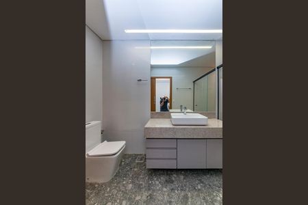 Casa à venda com 680m², 4 quartos e 6 vagas Casa à venda com 680m², 4 quartos e 6 vagasBanheiro Escritório