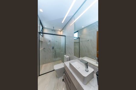 Casa à venda com 680m², 4 quartos e 6 vagas Casa à venda com 680m², 4 quartos e 6 vagasBanheiro da Suíte 4