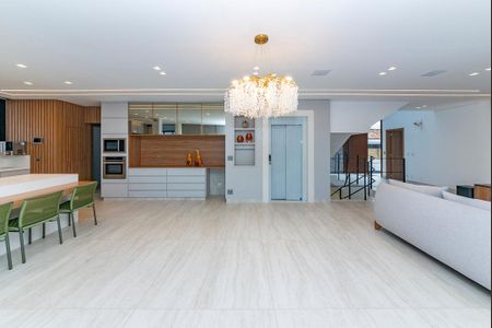 Casa à venda com 680m², 4 quartos e 6 vagas Casa à venda com 680m², 4 quartos e 6 vagasSala