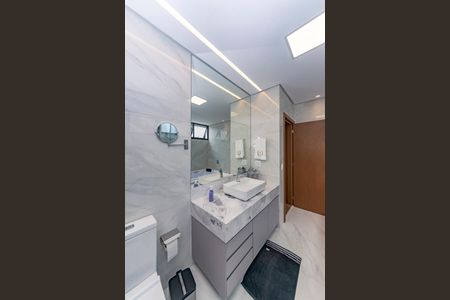 Casa à venda com 680m², 4 quartos e 6 vagas Casa à venda com 680m², 4 quartos e 6 vagasBanheiro da Suíte 1