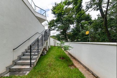 Casa à venda com 680m², 4 quartos e 6 vagas Casa à venda com 680m², 4 quartos e 6 vagasQuintal