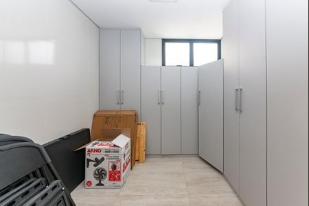 Casa à venda com 680m², 4 quartos e 6 vagas Casa à venda com 680m², 4 quartos e 6 vagasDespensa 2