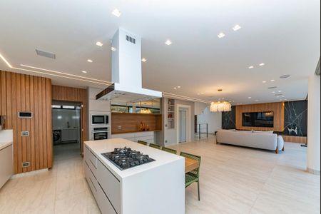 Casa à venda com 680m², 4 quartos e 6 vagas Casa à venda com 680m², 4 quartos e 6 vagasCozinha