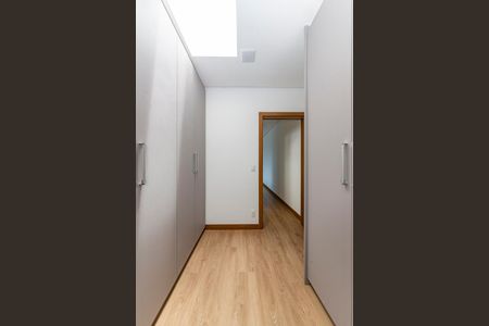 Casa à venda com 680m², 4 quartos e 6 vagas Casa à venda com 680m², 4 quartos e 6 vagasCloset da suíte 2