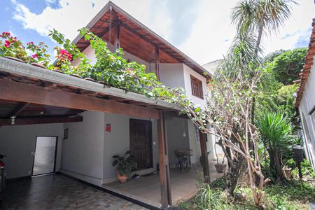 Casa à venda com 380m², 4 quartos e 4 vagasFachada