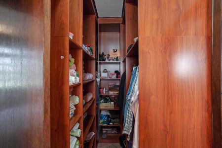 Casa à venda com 380m², 4 quartos e 4 vagasCloset da suíte