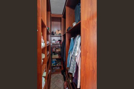 Casa à venda com 380m², 4 quartos e 4 vagasCloset da suíte