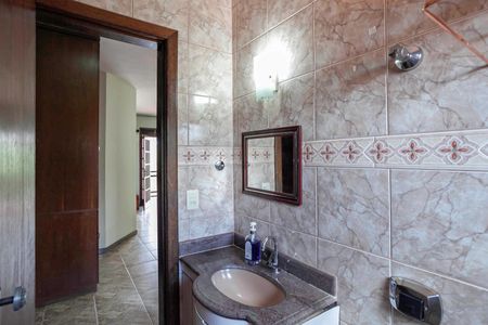 Casa à venda com 380m², 4 quartos e 4 vagasBanheiro social 1