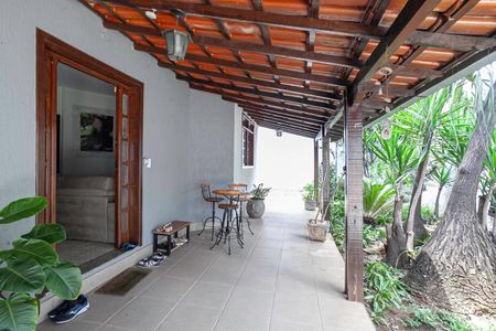 Casa à venda com 380m², 4 quartos e 4 vagasVaranda