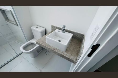 Banheiro de apartamento para alugar com 1 quarto, 42m² em Parque Campolim, Sorocaba