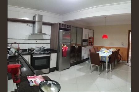 Casa à venda com 3 quartos, 218m² em Parque Sao Domingos, São Paulo