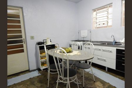 Casa à venda com 3 quartos, 268m² em Parque Maria Domitila, São Paulo