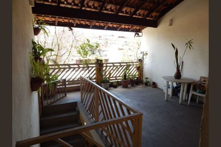 Casa à venda com 3 quartos, 268m² em Parque Maria Domitila, São Paulo