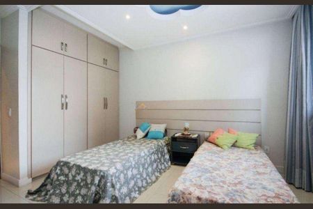 Casa à venda com 4 quartos, 300m² em Parque Maria Domitila, São Paulo