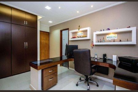 Casa à venda com 4 quartos, 300m² em Parque Maria Domitila, São Paulo