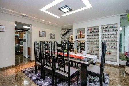 Casa à venda com 4 quartos, 300m² em Parque Maria Domitila, São Paulo