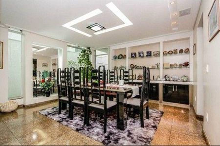 Casa à venda com 4 quartos, 300m² em Parque Maria Domitila, São Paulo